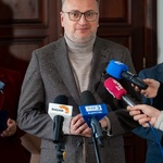 Zastępca prezydenta Rafał Rudnicki mówi do mikrofonów podczas konferencji prasowej.