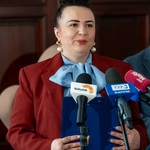 Prezes fundacji
SzamTo Joanna Kozłowska mówi do mikrofonów podczas konferencji prasowej.