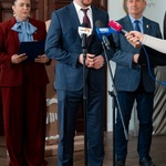 Marszałek Łukasz Prokorym udziela wywiadu podczas konferencji prasowej.