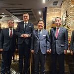 Sześciu przedstawicieli miast, w tym zastępca prezydenta Rafał Rudnicki, pozują do zdjęcia. 