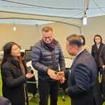 Przedstawiciele miast, w tym zastępca prezydenta Rafał Rudnicki, gratulują sobie współpracy w asyście tłumacza.