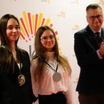 Zastępca prezydenta Rafał Rudnicki bije brawo dwóm kobietom, które otrzymały medale 