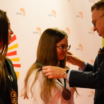 Zastępca prezydenta Rafał Rudnicki wręcza młodej kobiecie medal 