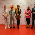 Cztery osoby z medalami pozują do pamiątkowego zdjęcia. Towarzyszy im zastępca prezydenta Rafał Rudnicki 