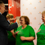 Kobieta uczestnicząca w Aktywne Starosielce otrzymuje medal z rąk zastępcy prezydenta Rafała Rudnickiego 