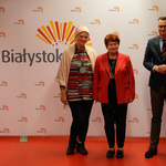 Dwie starsze kobiety pozują do pamiątkowego zdjęcia z zastępcą prezydenta Rafałem Rudnickim
