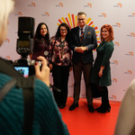 Zastępca prezydenta Rafał Rudnicki pozuje do zdjęcia z trzema uśmiechniętymi wolontariuszkami 