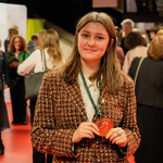 Młoda wolontariuszka prezentuje otrzymany medal