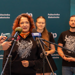 Rektor dr hab. inż. Marta Kosior- Kazberuk prof. Politechniki Białostockiej zabiera głos podczas konferencji prasowej 
