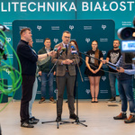 Zastępca prezydenta Rafał Rudnicki przemawia do mikrofonu 