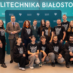 Uczestnicy konferencji prasowej pozują do pamiątkowego zdjęcia 