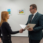 Kobieta podaje dłoń Zastępca prezydentowi Tomaszowi Klimowi podczas uroczystości.