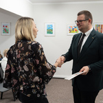 Podczas uroczystości kobieta odbiera z rąk Zastępca prezydenta Tomasza Klima dokument mianowania.