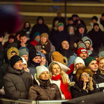 Publiczność stoi pod sceną.