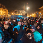 Publiczność zgromadzona na Rynku Kościuszki po zmroku.