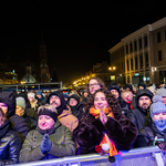 Publiczność bawi się za barierkami podczas koncertu.