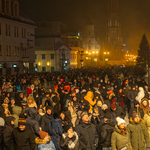 Tłumnie zgromadzeni Białostoczanie na Rynku Kościuszki.