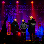 Prezydent Tadeusz Truskolaski raz dwóch innych mężczyzn stoi na scenie.