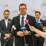 Zastępca prezydenta Tomasz Klim udziela wywiadu podczas konferencji prasowej.
