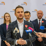 Poseł na Sejm RP Krzysztof Truskolaski mówi do mikrofonu.