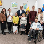 Zastępca prezydenta Tomasz Klim stoi wśród osób nagrodzonych w konkursie.