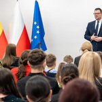 Zastępca prezydenta Tomasz Klim przemawia do siedzących uczestników wydarzenia.