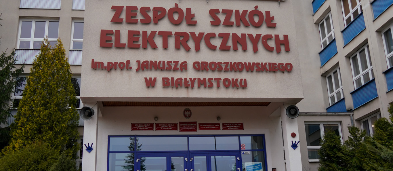 Wejście do Zespołu Szkół Elektrycznych w Białymstoku.