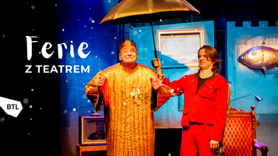 Dwóch aktorów stoi z parasolem w trakcie spektaklu, obok napis „Ferie z teatrem”.