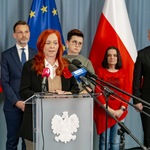 Zastępczyni prezydenta Eliza Cybulko mówi do mikrofonów podczas konferencji prasowej.