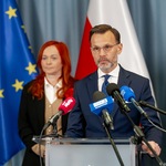 Wojewoda Jacek Brzozowski mówi do mikrofonu.
