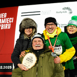 Cztery osoby pozują do pamiątkowego zdjęcia