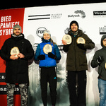 Cztery osoby prezentują otrzymane nagrody