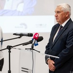 Prezydent Tadeusz Truskolaski przemawia podczas konferencji prasowej 