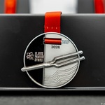 Zbliżenie na medal, na którym znajduje się napis 