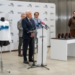 Prezydent Tadeusz Truskolaski zabiera głos podczas konferencji prasowej, w tle: uczestnicy konferencji