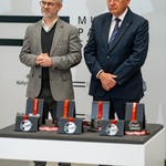 Prezydent Tadeusz Truskolaski oraz Prezes Fundacji Białystok Biega Grzegorz Kuczyński prezentują medale 