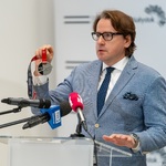 Dyrektor Muzeum Pamięci Sybiru Wojciech Śleszyński zabiera głos podczas konferencji prasowej prezentując medal 