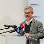 Prezes Fundacji Białystok Biega Grzegorz Kuczyński przemawia podczas konferencji prasowej 