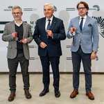 Uczestnicy konferencji prasowej prezentują medale 