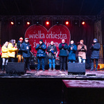 Organizatorzy białostockiej Wielkiej Orkiestry Świątecznej Pomocy stoją na scenie 