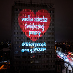 Zbliżenie na wyświetlone na budynku Urzędu Miejskiego serduszko WOŚP