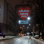 Duże czerwone serce z napisem Wielka Orkiestra Świątecznej Pomocy