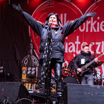 Kobieta unosi ręce do góry 