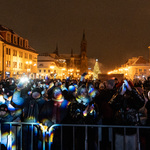 Wielka Orkiestra Świątecznej Pomocy grająca wieczorową porą na Rynku Kościuszki, w tle: tłum ludzi 