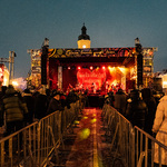 Scena Wielkiej Orkiestry Świątecznej Pomocy wieczorową porą