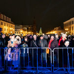 Białostoczanie stoją pod sceną wieczorową porą