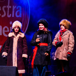 Trzy kobiety stoją na scenie