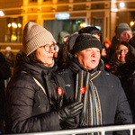 Kobieta oraz mężczyzna podczas oglądania występów na scenie, w tle: ludzie