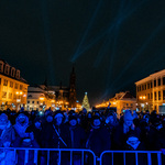 Białostoczanie na Rynku Kościuszki oglądają koncert WOŚP wieczorową porą 