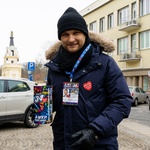 Poseł na Sejm jako wolontariusz Wielkiej Orkiestry Świątecznej Pomocy pozuje do zdjęcia trzymając w dłoni puszkę przeznaczoną do zbiórki pieniędzy 